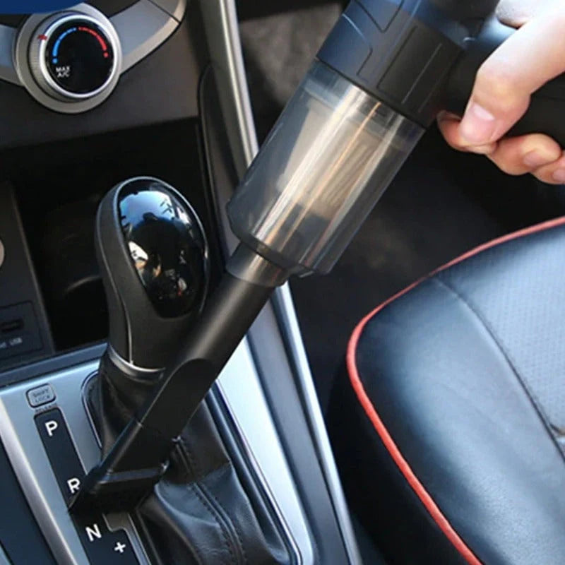 Aspirador de mano usado para limpiar la palanca de cambios del coche